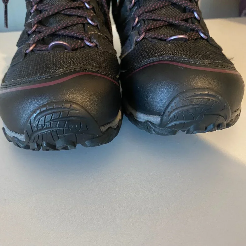 Oboz Insulated Black/Beet Color Thinsulate Wool Topped Winter Juniper Boots